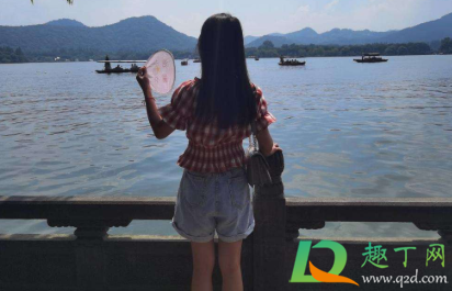 后脑勺肿了一块一按就疼怎么回事(后脑勺感觉肿了按着疼)