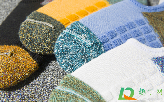 袜子会越穿越大吗(穿上袜子脚会不会变大)