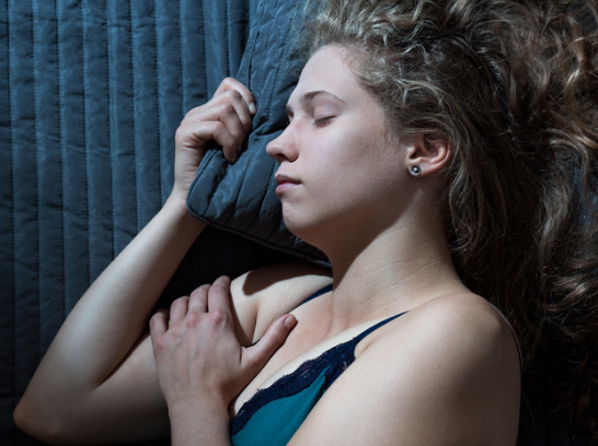 为什么下雨天想睡提不起精神(为什么一到下雨天就想睡)