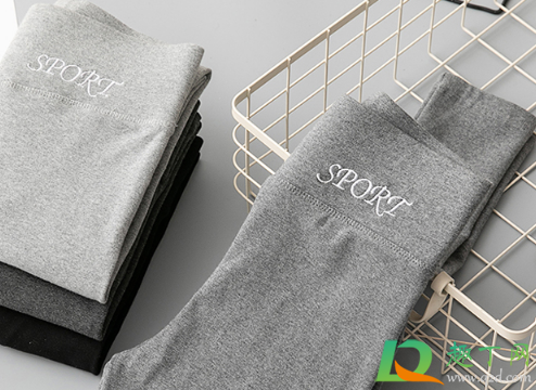 秋裤穿大一点还是小一点(裤子穿大一点还是小一点)