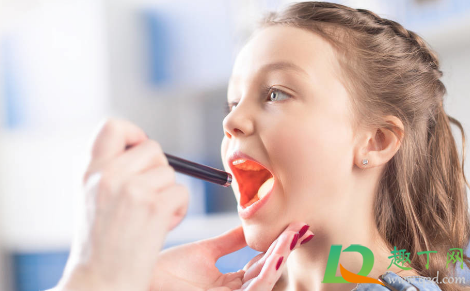 东西卡在气管能吐出来吗(呕吐物卡在气管里吐不出来怎么办?)