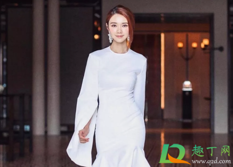 闺蜜婚礼穿什么衣服好(闺蜜婚礼应该怎么穿) 闺蜜婚礼穿什么衣服好(闺蜜婚礼应该怎么穿)