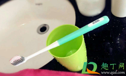 盐刷牙牙齿会白吗(刷牙是加点盐牙齿真的会变白吗)