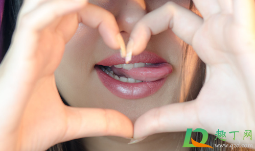 舌头边缘有齿痕是什么原因(女生舌头边缘有齿痕是什么原因)