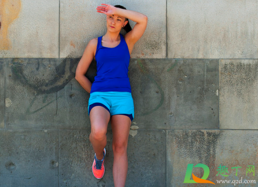 靠墙站立老放屁正常吗(为什么坐着比站着容易放屁)