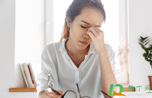 眼睛模糊看不清是怎么回事(眼睛模糊看不清是怎么回事45岁检查不出什么问题)