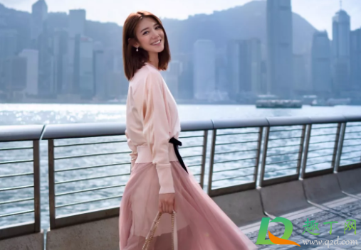 闺蜜婚礼穿什么衣服好(闺蜜婚礼应该怎么穿) 闺蜜婚礼穿什么衣服好(闺蜜婚礼应该怎么穿)