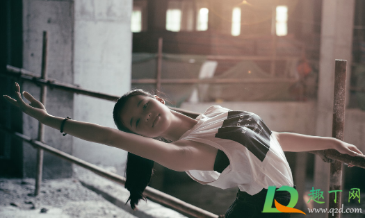 一动就满头大汗是啥虚(怕热一动就满头大汗是啥虚)