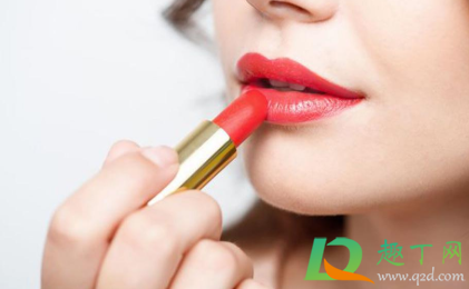 口红干了涂不了怎么办(口红很干涂不上色怎么办)