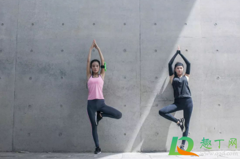 靠墙站立老放屁正常吗(为什么坐着比站着容易放屁)