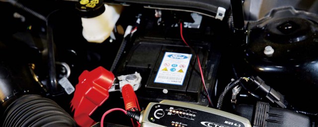 汽车电瓶没电了充电器可以充满吗(汽车电瓶没电可以用电瓶车充电器充电吗)