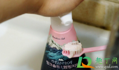 盐刷牙牙齿会白吗(刷牙是加点盐牙齿真的会变白吗)