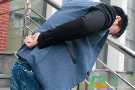 洗澡滑倒腰疼多久能好(在浴室滑倒腰疼怎么办)