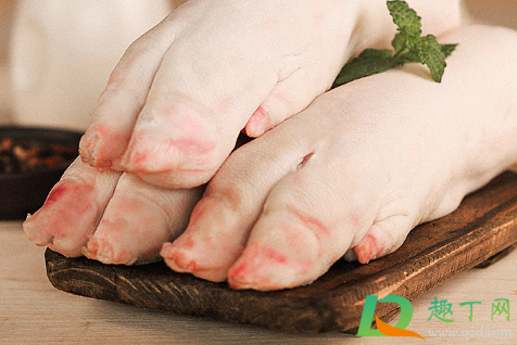 猪蹄焯水是冷水好还是热水好(猪蹄冷水下锅焯水好还是开水好)