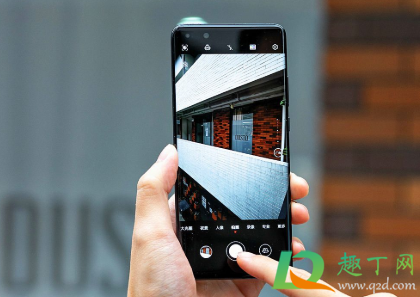 为什么手机前置和后置拍照不一样(为什么手机前置摄像头和后置摄像头拍出来的照片不一样)