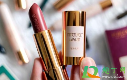 唇膏含什么成分会很滋润(润唇膏有什么成分不好)