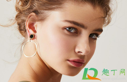 身体一动耳朵就响怎么回事(耳朵一动就有响声怎么回事)