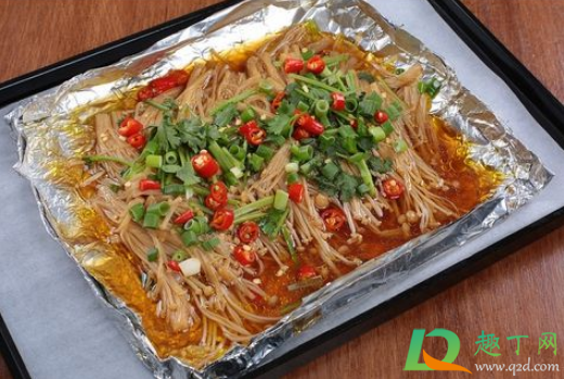 烤箱锡纸放烤盘上面还是下面(烤箱盘子为什么放锡纸)