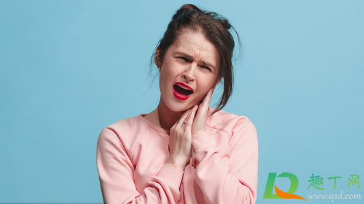 耳朵里流黄水怎么回事(耳朵里流黄水怎么回事还臭)