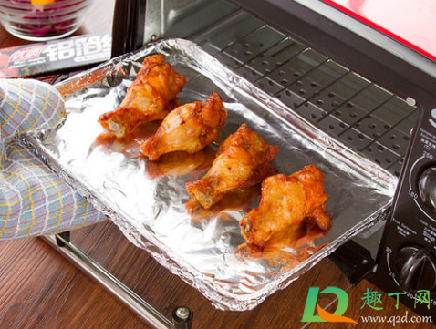 烤箱锡纸哪面接触食物正确(锡纸能接触到烤箱周围吗)