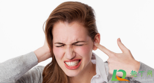 耳朵里流黄水怎么回事(耳朵里流黄水怎么回事还臭)