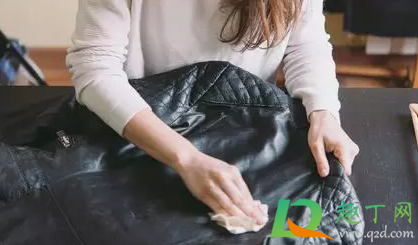 皮衣大面积发霉怎么洗(皮衣发霉的处理方法) 皮衣大面积发霉怎么洗(皮衣发霉的处理方法)