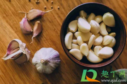 蒜皮怎么剥才好剥(怎么能快速剥蒜皮) 蒜皮怎么剥才好剥(怎么能快速剥蒜皮)