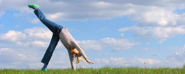 教你简单的翻跟头方法(翻跟头的教程)