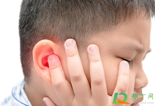 耳朵里流黄水怎么回事(耳朵里流黄水怎么回事还臭)