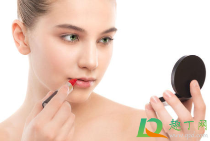 口红干了涂不了怎么办(口红很干涂不上色怎么办)