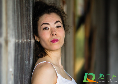 正常人靠墙站立会有缝隙吗(靠墙站立有坏处吗)