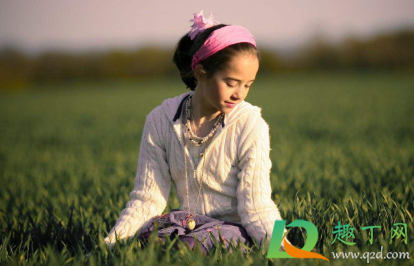 手臂的小红点是什么原因(手臂出现小红点是什么原因)