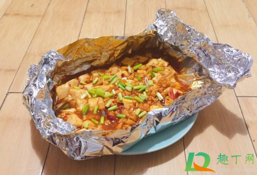 烤箱锡纸上用不用刷油(烤箱不用锡纸用油纸可以吗)