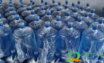 饮水机怎么清洗水垢(怎样清洗饮水机里面的水垢)