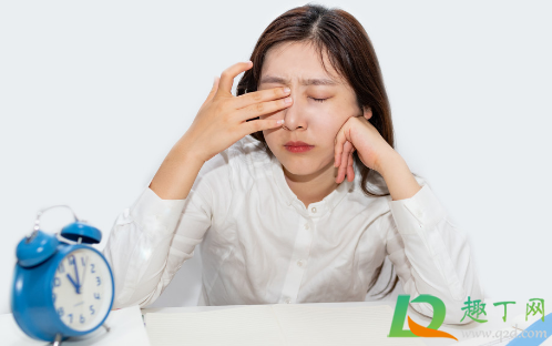 眼睛模糊看不清是怎么回事(眼睛模糊看不清是怎么回事45岁检查不出什么问题)