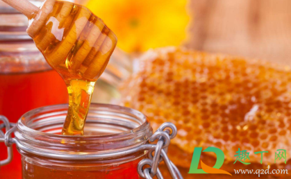 放置多年的蜂蜜黑了还能吃么(蜂蜜放很多年了变黑了还可以喝吗)
