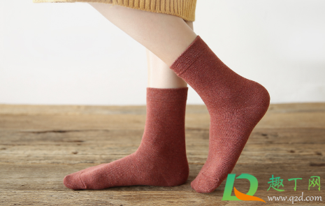 刚洗完脚脚还湿着能穿袜子吗(袜子湿的可以穿鞋吗)
