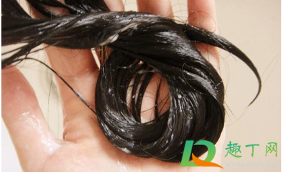 为什么有的头发丝会凹凸不平(头发有凹凸不平的感觉)