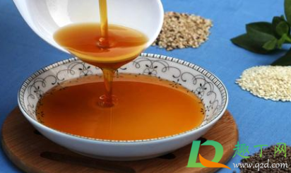 纯小磨香油来回倒有浮沫吗(小磨香油为什么要加水)