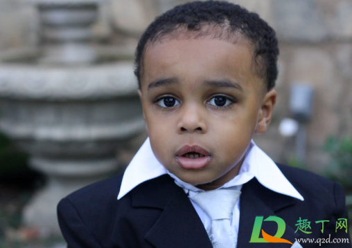 嘴唇厚如何变薄(嘴唇厚如何变薄视频教程)