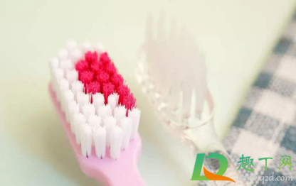 牙刷刷毛根部变黑什么原因(牙刷毛变黑是什么情况)