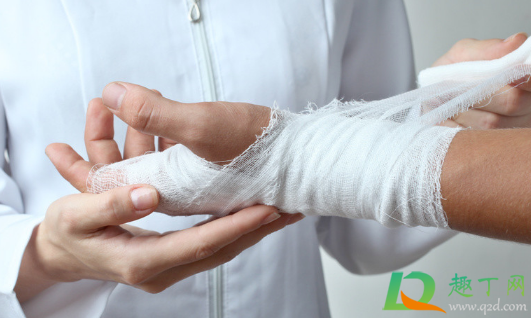 纱布粘肉上会自然脱落么(纱布粘下肉)