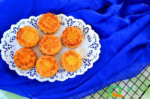 月饼出油是过期了吗(月饼出油太多)