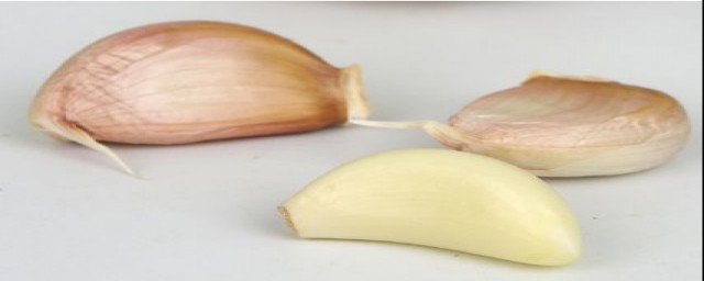 大蒜泡酒钓鱼的方法(大蒜泡钓鱼药酒的方法)