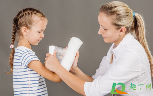 伤口纱布粘住了不取可以吗(纱布粘在伤口上取不下来) 伤口纱布粘住了不取可以吗(纱布粘在伤口上取不下来)