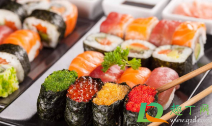寿司可不可以热着吃(寿司要不要热了再吃)