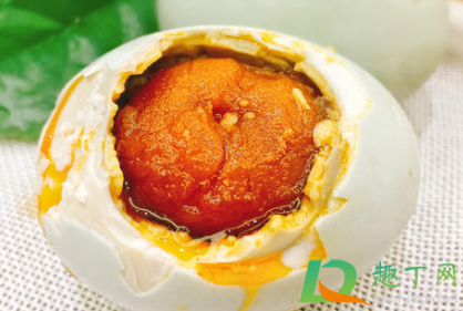 咸鸭蛋怎么看生的还是熟的(咸鸭蛋怎么看出是熟的)