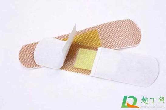 脚磨破皮了露肉冒水可以贴创可贴吗(脚上磨出水泡破了可以贴创可贴吗)