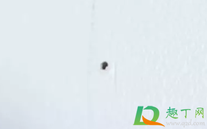 装修的墙上有钉子眼咋修补(墙壁上的钉子眼怎么办?)