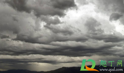 雷雨天在家玩手机安全吗(雷雨天在室内玩手机有危险吗) 雷雨天在家玩手机安全吗(雷雨天在室内玩手机有危险吗)